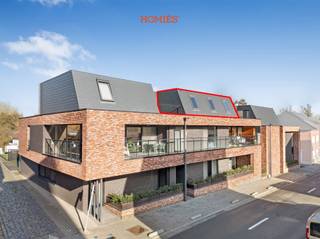 Graag stellen wij u dit duplex-appartement met 3 slaapkamers voor. De woonst bevindt zich op een uiterst centrale locatie, op wandelafstand van het dorpscentrum met diverse voorzieningen zoals restaurant In De Molen, Louis Delhaize, een bakker, een frituur en openbaar vervoer,…. Het appartement is gelegen op de bovenste verdieping en maakt deel uit van een recent (2016), kleinschalige en welonderhouden residentie. Het kenmerkt zich door een kwalitatieve en tijdloze afwerking, waarbij zowel comfort als energiezuinigheid centraal staan. Dankzij de raampartijen geniet de leefruimte van een ruimtelijk gevoel en een overvloed aan licht, met naadloze toegang tot het ruime terras, een absoluut pluspunt. De volledig uitgeruste keuken sluit harmonieus aan bij de leefruimte. Verder beschikt het appartement over 2 bergings, een grote kelderberging, een autostaanplaats, en een lift die uitkomt op het slaapverdiep - een bijzonder praktisch voordeel voor een duplex. Het slaapgedeelte omvat 3 ruime slaapkamers, een bureau, een moderne badkamer met zowel ligbad als inloopdouche , en een apart toilet. Dankzij de aanwezigheid van zonnepanelen en het comfort van vloerverwarming aangedreven via een warmtepomp, geniet u hier van een energiezuinige en toekomstgerichte woonoplossing. Bijkomende troeven zijn de lage maandelijkse lasten, de aanwezigheid van aparte tellers, het gunstige EPC-label, aanwezigheid van een fietsenstalling en een lift. info@homies.be of 016 22 82 22.<br />