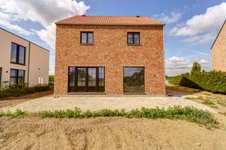 <p>Interesse in dit pand? Neem voor bijkomende informatie of het maken van een afspraak rechtstreeks contact op met Sofie Goor via <strong>sofie.goor@copandi.be</strong>.</p><p></p><p>Comfortabel wonen in het centrum van Meensel-Kiezegem in een vrijstaande nieuwbouwwoning van het project Kapellekensweg. De woning wordt gebouwd volgens traditionele bouwwijze (o.a. binnenmuren in snelbouw van 14 cm) en combineert een praktische indeling met een tijdloze architectuur in pastoriestijl.</p><p></p><p>Op het gelijkvloers beschikt de woning over een inkomhal met gastentoilet, een ruime en lichtrijke leefruimte met open keuken en een praktische berging. De verdieping telt twee volwaardige slaapkamers, een badkamer en een apart toilet. De zolderverdieping biedt bovendien nog mogelijkheden voor het creëren van extra kamers, een bureau of hobbyruimte.</p><p></p><p>De woning kan aangekocht worden in verschillende afwerkingsgraden. Zo is er de mogelijkheid om te kiezen voor een casco-afwerking tot en met de chape, waarbij je de verdere afwerking volledig naar eigen smaak en budget kunt realiseren. Wie liever kiest voor maximaal comfort, kan de woning ook volledig afgewerkt aankopen. Afhankelijk van de gekozen afwerkingsgraad geldt een verschillende vraagprijs. Meer informatie over de exacte afwerking, prijzen en mogelijkheden is beschikbaar op aanvraag.</p><p></p><p>Dankzij de centrale ligging bevinden school, dorpscentrum en openbaar vervoer zich in de directe omgeving. Bovendien is er een vlotte verbinding richting Leuven, waardoor deze woning een ideale uitvalsbasis vormt.</p><p>Interesse? Contacteer ons voor meer informatie over de verschillende afwerkingsmogelijkheden en bijhorende prijzen, de plannen of een afspraak ter plaatse.</p><p></p><p>Interesse in dit pand? Neem voor bijkomende informatie of het maken van een afspraak rechtstreeks contact op met Sofie Goor via of <strong>sofie.goor@copandi.be</strong>.</p><p> </p><p></p>