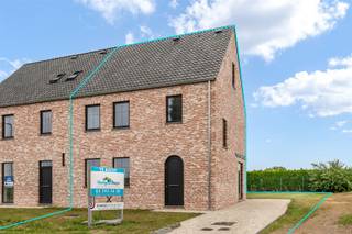 Deze knappe nieuwbouwwoning (rechts) is gunstig gelegen nabij het centrum van Vorst. Op slechts 5 km van de autostrade. Op de gelijkvloerse...