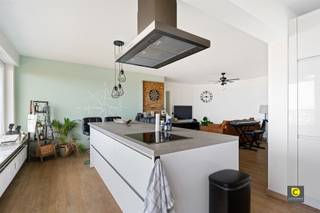 Appartement luxueusement rénové de 2 chambres à coucher avec une grande terrasse dans 't greenery !Cet appartement élégamment rénové avec des...