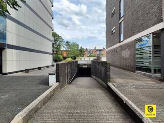 <p><span>Ondergrondse autostaanplaats te koop op toplocatie aan de Fruithoflaan. </span></p><p><span> </span></p><p><span>Ideaal voor bewoners, pendelaars of investeerders die op zoek zijn naar een veilige en vlot bereikbare parkeeroplossing in deze gegeerde buurt.</span></p><p><span> </span></p><p><span>De staanplaats bevindt zich in een verzorgde ondergrondse garage met automatische sectionale poort en comfortabele in- en uitrit via de Fruithoflaan en/of Sint-Theresiastraat. Dankzij de ruime manoeuvreerruimte rijdt u gemakkelijk in en uit.</span></p><p><span> </span></p>