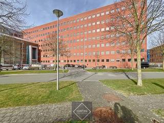 <u><strong>INDELING:</strong></u><br /><em><strong>Gelijkvloers:</strong></em><br />Eigen aparte ingang - polyvalente kantoorruimte, momenteel ingedeeld in een 16-tal burelen/vergaderruimten/archiefruimten, alle wanden zijn verwijderbaar - keuken - sanitair m/v.<br /><br /><u><strong>AFWERKING:</strong></u><br />Bevloering in vasttapijt - muren bepleisterd en geschilderd - systeemplafonds met ingewerkte spots, verluchtingsroosters, rookdetectoren én sprinklersysteem - dubbele beglazing met ALU-schrijnwerk - stopcontacten en internetaansluitingen (wand -en vloerdozen) - alarm - airco.<br /><br /><u><strong>RANDACCOMODATIE en DIENSTEN inbegrepen:</strong></u><br />- gebruik van gemeenschappelijke parking (achteraan 150 wagens) en bezoekersparking vooraan + fietsenstalling + laadpalen beschikbaar.<br />- gebruik van gemeenschappelijke vergaderzalen (mits beschikbaarheid en reservatie) en imposante onthaalruimte met zetels/tafels etc.<br />- gebruik van centrale toiletten en toiletten voor mindervaliden in de lobby<br />- alle ICT-infrastructuur in het serverlokaal in de kelder<br />- afvalophaling<br />- inbraakalarm, brandalarm en toegangscontrole via badgesysteem<br />- onderhoud van de gemeenschappelijke delen en tuin<br />- verwarming en koeling van de terbeschikking gestelde ruimten<br />- verbruik elektriciteit en water<br />- brandverzekering huuraansprakelijkheid<br />- onroerende voorheffing<br /><br /><u><strong>LIGGING:</strong> </u><br />Zeer vlotte verbinding met autosnelweg en het openbaar vervoer, onmiddellijke verbinding naar de A19.<br /><br /><u>*Opmerkingen:</u><br />- Prijzen exclusief 21% btw (volledig recupereerbaar voor btw-plichtige !) en poetsfirma.<br />- Gemeenschappelijke eetruimte op gelijkvloers in de centrale inkomhal. Tevens restaurant aanwezig !<br />- Onze referentie op <strong>www.centro.be</strong> <strong>O0050-0</strong> of bel ons op <strong>050 70 01 02</strong><br /><br /><strong>CENTRO | BEDRIJFSVASTGOED</strong> is reeds 25 jaar <u>gespecialiseerd in de bemiddeling van commercieel- en bedrijfsvastgoed</u> in West- en Oost Vlaanderen.<br /><strong>Wilt u ook weten hoeveel uw bedrijfsgebouw waard is?</strong><br />Contacteer ons vrijblijvend voor een marktconforme waardebepaling van uw pand. <br />