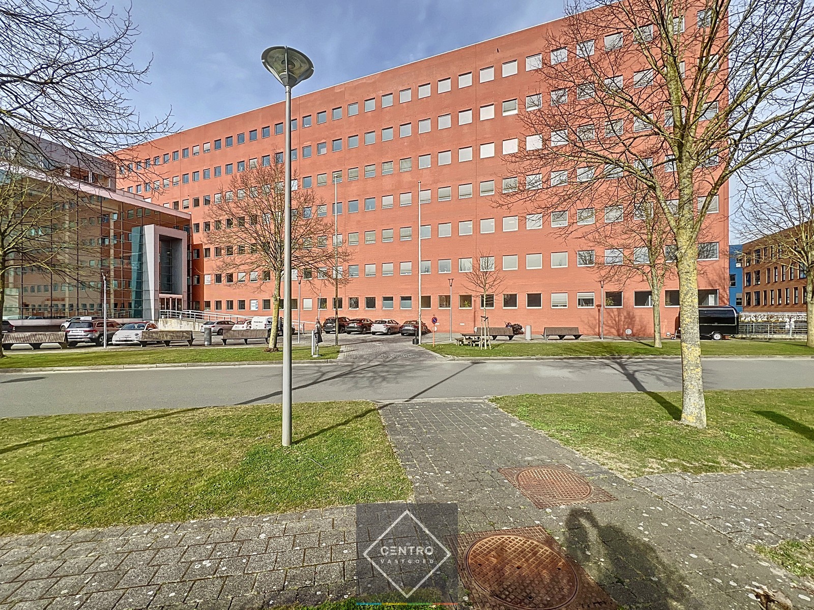 Instapklare KANTOORRUIMTE (± 700 m²) - ALL-IN formule (huur, verbruik, randaccomodatie, etc.) te IEPER. - foto 2