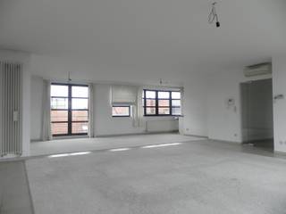 In hartje centrum, op een absolute toplocatie, bevindt zich deze prachtige penthouse.Via de inkomhal betreedt men de lichtrijke en ruime woonkamer...