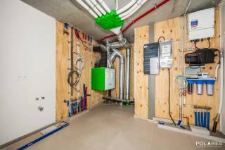 Bezoekdag 26/9! Boek uw bezoek via www.polares.eu <br /><br />Deze exclusieve én instapklare halfopen nieuwbouwwoning combineert hedendaagse architectuur met uitzonderlijke volumes, veel lichtinval en een hoogwaardige afwerking. De woning onderscheidt zich door haar indrukwekkende vide boven de leefruimte, grote raampartijen en een doordachte indeling die perfect aansluit bij het moderne gezinsleven.<br /><br />Op het gelijkvloers betreedt u de woning via een ruime inkomhal met vestiaire en gastentoilet. Verder vindt u een praktische berging en een stijlvolle open leefruimte waar keuken, eetplaats en zithoek naadloos in elkaar overvloeien. De grote glaspartijen zorgen voor een overvloed aan natuurlijk licht en bieden een prachtig zicht op het terras en de tuin. Van dit zicht kan je zowel genieten vanuit de keuken/eetkamer als vanuit de hoger gelegen leefruimte als vanuit de slaapkamer op de 2e verdieping.<br /><br />De eerste verdieping biedt een unieke leefverdieping met vide, waardoor een bijzonder ruimtelijk gevoel ontstaat. Hier bevinden zich een royale master bedroom met aansluitende dressing, een eerste badkamer en een apart toilet. Daarnaast creëert de open leefruimte op deze verdieping tal van mogelijkheden als lounge, bureau of tv-kamer.<br /><br />Op de tweede verdieping bevinden zich nog drie volwaardige slaapkamers, een tweede badkamer en een derde apart toilet, ideaal voor gezinnen of wie extra ruimte wenst voor hobby's, thuiswerk of logees.<br /><br />Ook op technisch vlak voldoet de woning aan de hoogste normen. Zo geniet u van vloerverwarming via een lucht-waterwarmtepomp, ventilatie type D met warmterecuperatie en 12 zonnepanelen voor een energiezuinig en toekomstgericht wooncomfort.<br /><br />Buiten beschikt u over een zonnig terras, een aangelegde tuin en een private oprit, terwijl de rustige ligging nabij Leuven, scholen, openbaar vervoer en natuurgebieden zorgt voor een ideale combinatie van bereikbaarheid en woonkwaliteit.<br /><br />6% BTW mogelijk op de constructie, 12% registratie op de grond.