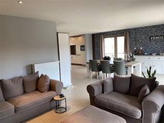 Mol Rauw : ruim duplex appartement (162,91 m²) voorzien van inkomhal, toilet, open keuken met woonkamer, berging. Op het verdiep vinden we 3 slpks, badkamer voorzien van bad, aparte douche en toilet. Zolderruimte kan als aparte berging gebruikt worden. Op wandelafstand bevinden zich de Molse zandputten, de Kempische golfclub, tenniscub tc Field.