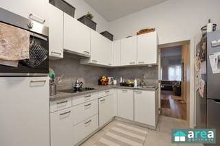 <p><span>Dit instapklaar 2 slaapkamer appartement op het gelijkvloers maakt deel uit van een kleinschalig gebouw bestaande uit 4 units zonder lift. Het is gelegen in een opkomende en bruisende buurt in Antwerpen Noord, dichtbij het Park Spoor Noord alsook verschillende commerciële straten. Omwille van de centrale ligging en het openbaar vervoer, ben je zo in het centrum van Antwerpen!</span></p><p><span> </span></p><p><span>Ideaal om er zelf in te trekken of als investering!</span></p><p><span> </span></p><p><span>Grootste troeven:</span></p><p><span>-Zeer centrale doch rustige locatie</span></p><p><span>-Verhuurde unit (huidige huuropbrengsten €875/mnd)</span></p><p><span>-Rendement van 5,38%! </span></p><p><span>-Gunstig EPC (271kWh/m²/jaar) + conforme elektrische keuring!</span></p><p><span>-Geïsoleerd dak!</span></p><p><span>-Aparte meters (water, gas &amp; elektriciteit)</span></p><p><span> </span></p><p><span>Indeling: </span></p><p><span>Ruime leefruimte (22 m²) met aansluitend een volledig geïnstalleerde keuken. Vanuit de keuken is er toegang tot het aparte toilet, waar zich ook de aansluitingen voor wasmachine en droogkast bevinden. Beide ruimtes geven uit op de gezellige stadskoer (10 m²). Achteraan het appartement bevindt zich de eerste slaapkamer met badkamer (samen 12 m²). Via de trap bereikt men de tweede slaapkamer op de eerste verdieping, eveneens met een eigen badkamer (samen 13 m²). beide kamers zijn uitgerust met een douche.</span></p><p><span> </span></p><p><span>Voor meer informatie kan u terecht bij Area Partners. INFO@area.be of 03/284.60.60</span></p>