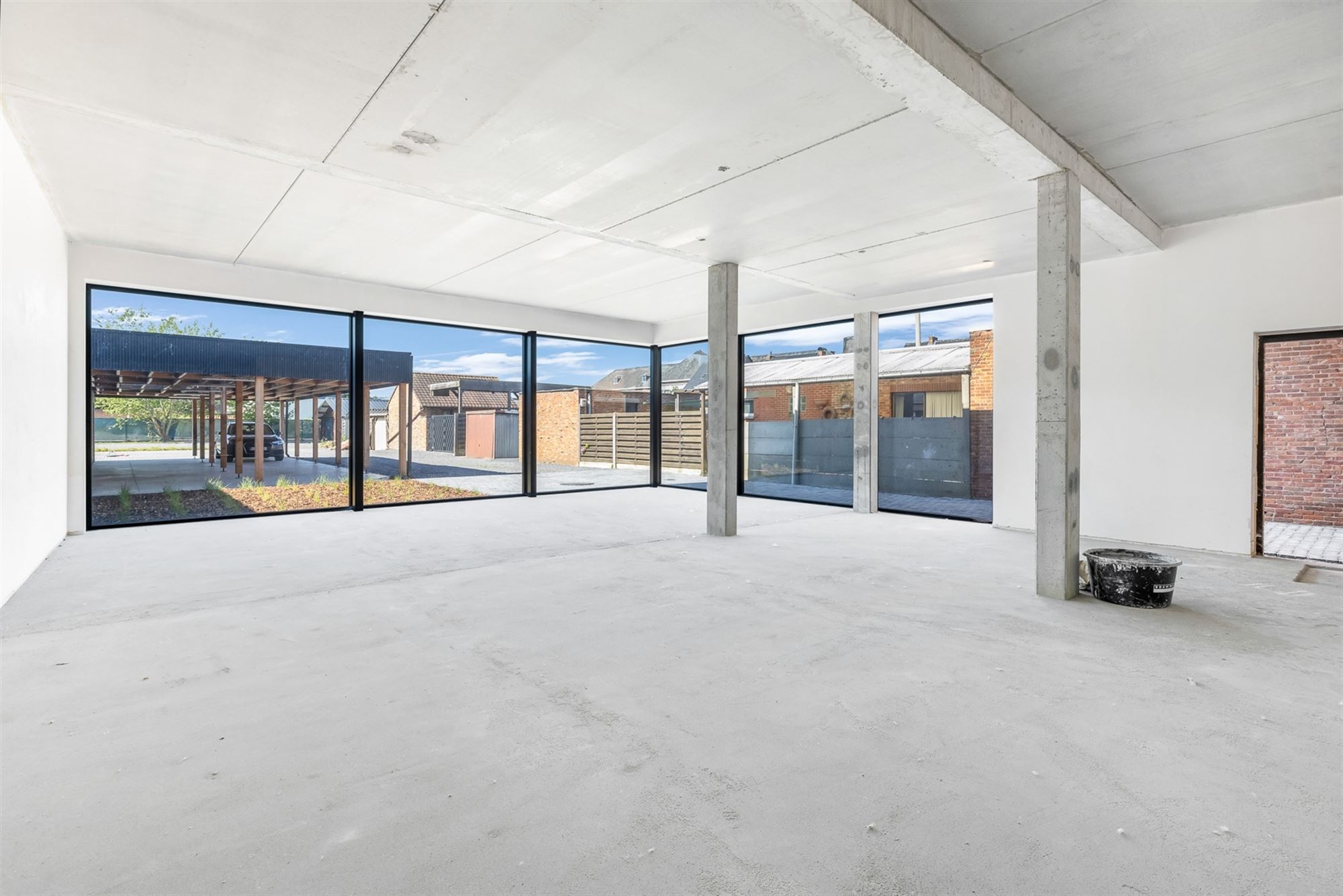 HANDELSRUIMTE VAN 195M² MET GROTE RAAMPARTIJEN, OPEN STRUCTUUR VOOR TALLOZE MOGELIJKHEDEN EN RUIME PARKEERMOGELIJKHEDEN AAN DE ACHTERZIJDE - foto 4