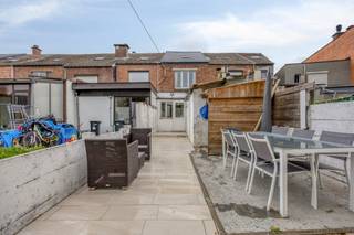 <p>Welkom in de Molenstraat 78, een instapklare gezinswoning op wandelafstand van winkels, scholen, horeca en openbaar vervoer. Dankzij de nabijheid van de A12 en N16 kent de woning tevens een goede verbinding met Antwerpen, Brussel, Mechelen en Sint-Niklaas.</p><p> </p><p>De inkomhal geeft toegang tot de ruime en gezellige leefruimte. Vervolgens betreden we de vernieuwde geïnstalleerde keuken met eiland en aansluitend vinden we de nieuwe badkamer (douche, lavabo en toilet). In de bergruimte is de aansluiting voor een wasmachine voorzien, alsook de vernieuwde gasbrander vinden we hier terug. Achteraan kan je genieten van de buitenlucht in de tuin. Een extra troef is zonder twijfel de uitweg achteraan, handig voor de fietsen en vuilnisbakken! De eerste verdieping is voorzien van 2 grote slaapkamers. Via een vaste trap bereiken we de zolderverdieping, waar we de masterbedroom en een polyvalente ruimte terugvinden.</p><p>De 5 zonnepanelen zijn zonder twijfel een extra troef!</p><p> </p><p>Stedenbouwkundige info: aangevraagd</p><p>De woning is uiterlijk 4 weken na akte beschikbaar zonder bezettingsvergoeding. Akte uiterlijk 18 november 2026.</p><p>Meer info en documenten op www.malines-group.be</p>