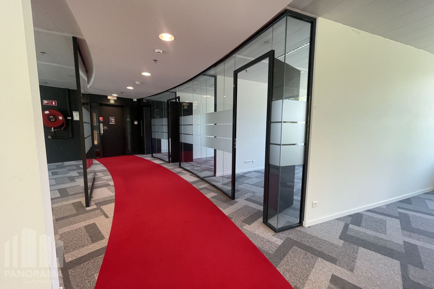 Moderne kantoorruimte van 301 m² te huur met hoogwaardige voorzieningen - foto 4