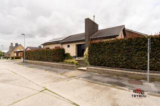 Deze ruime woning in de Kasteelstraat te Hooglede combineert comfort, een energiezuinig karakter en een gezellige leefomgeving. Het huis is zo...