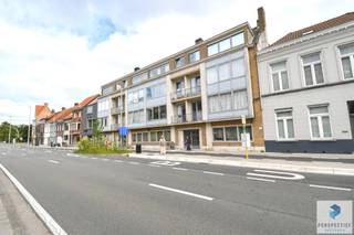 Ruim 2 slpk appartement op wandelafstand van 't Zand.  INDELING: inkom met ingemaakte vestiaire kast, brede woonkamer, ingerichte open keuken (frigo, vaatwas, kookplaat, oven en dampkap) met balkon. Nachthal met afzonderlijk toilet, douchekamer met nog te vernieuwen lavabomeubel, douche en aansluiting wasmachine. 2 slaapkamers. Zuidgericht terras aan de achterkant met opbergkast. Twee bergingen in de kelderverdieping. Gemeenschappelijke fietsenberging. Het appartement wordt volledig opnieuw geschilderd en is voorzien van nieuwe inbouwspots. CV op aardgas. <br /><br />RICHTPRIJS 235.000 EUR - Ieder bod wordt voorgelegd aan de eigenaars, die al dan niet kunnen ingaan op dit aanbod.<br /><br />Contacteer PERSPECTIEF VASTGOED – 7 op 7 bereikbaar – voor meer informatie of een bezoek.<br />Bel 050/550.750 of mail naar info@perspectiefvastgoed.be.<br /> 