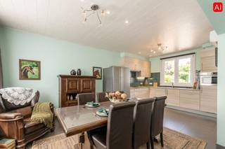 De prijs bedraagt een STARTPRIJS.<br /><br />Dit RUIM APPARTEMENT is gelegen in hartje Tielt met name in de Bruggestraat 31/2 met een bewoonbare oppervlakte van maar liefst 104 m², op wandelafstand van winkels, bakker, slager, openbaar vervoer, enz...<br /><br />PLUSPUNTEN:<br />* CENTRALE LIGGING <br />* INSTAPKLAAR | TOTAALRENOVATIE 2010<br />* GEEN SYNDIC <br />* ASBESTVEILIG<br />* GEEN RENOVATIEPLICHT | LABEL C<br />* CONFORME ELEKTRISCHE KEURING TOT 2037<br />* CENTRALE VERWARMING HR KETEL | AIRCO <br /><br />INTERIEUR:<br />U komt binnen via de inkomhal met apart toilet en toegang tot de lichtrijke leefruimte (28,50 m²) met zit- en eethoek met aansluitend de open ingerichte keuken 7 m² (kookplaat | dampkap | kookplaat | spoelbak | frigo | oven | vaatwasser). Verder is er nog de ruime ingerichte badkamer (ligbad | douche | dubbele lavabo met meubel) en een praktische berging (3,00 m²).<br />Het verdiep omvat 2 slaapkamers (14,00 m² | 14,50 m²) en een bergruimte/technische ruimte (4 m²).<br />Tot slot beschikt het appartement ook nog over een zeer ruime en droge kelder ideaal voor extra stockage.<br /><br />EXTERIEUR:<br />De eigendom is voorzien van een gezellige koer. In de straat en op wandelafstand is er voldoende parkeergelegenheid met bewonerskaart.