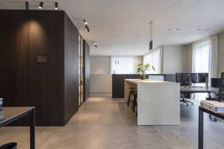 Bent u op zoek naar een energiezuinige kantoorruimte met parking, die professionaliteit en comfort uitstraalt? Stap dan binnen in dit...