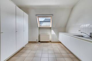 Dit appartement is gelegen op de bovenste verdieping op de hoek van de Holstraat met de Guido Gezellestraat.<br />Het biedt met zijn 246 m² het comfort van een huis zonder veel onderhoud. Bovendien is het midden in het centrum van Waregem gelegen.<br /><br />Indeling:<br />Via de inkomhal bereiken we de living en eetkamer met toegang tot een ruim terras, aansluitend een grote leefkeuken met eetkamer.<br />Naastliggend hebben we een grote berging en een eerste slaapkamer.<br />Op het verdiep bevinden zich 2 ruime slaapkamers met dressing en een berging.<br /><br />In de kelder heeft elk appartement een ruime berging van 2.5 / 4 m.<br /><br />Op het gelijkvloers kan er een parkeerplaats bijgekocht worden.<br /><br />Heeft u interesse neem dan vandaag nog contact op met ons kantoor.