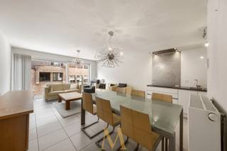 Dit recente en energiezuinige appartement (bouwjaar 2018 – EPC Label A) geniet van een uitstekende ligging in het centrum van Waregem, op wandelafstand van winkels, scholen, openbaar vervoer en het prachtige Park Baron Casier.<br /><br />Het appartement beschikt over een inkomhal met gastentoilet, een lichtrijke leefruimte met open, volledig uitgeruste keuken en praktische berg-/wasruimte. Verder zijn er 2 volwaardige slaapkamers, waarvan één met ingemaakte kasten en toegang tot het terras, en een moderne badkamer met inloopdouche en dubbel lavabomeubel.<br /><br />Een absolute troef is het uitzonderlijk ruime terras van ca. 25 m², waar u in alle rust kunt genieten van het buitenleven.<br /><br />Troeven:
<ul>
<li>EPC Label A – energiezuinig wonen</li>
<li>Conforme elektriciteitskeuring</li>
<li>Direct verhuurbaar, ideaal als investering</li>
</ul>
Mogelijkheid tot aankoop van een ruime garagebox met elektrische poort, verlichting en elektriciteit voor € 35.000.<br /><br />Een instapklaar appartement met een uitstekende ligging, veel comfort en een sterke energiescore. Ideaal voor eigen bewoning of als zorgeloze investering!<br /><br />Interesse? Contacteer ons voor meer informatie of een bezoek ter plaatse. <br />Contacteer Maxime Vanneste via 0498 44 78 00 of info@maximevanneste.be.