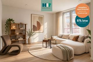 BEZOEK DE NIEUWE MODELWONING EN INGERICHTE APPARTEMENTEN – 6% btw mogelijk<br /><br />We nodigen je uit om wonen op zijn best te ervaren. Ontdek de nieuwe ruime modelwoningen (4 slpk) en verschillende ingerichte appartementen, midden in het autovrije binnengebied. Ook de tuin, een rustige oase in de stad, wordt momenteel volop aangelegd. Ruimte, rust, licht en comfort staan deze keer centraal, precies zoals wonen in Hof Berlamuze bedoeld is.<br /><br />Dit project geniet van het verlaagde btw-tarief van 6% btw voor sloop en heropbouw, onder voorwaarden. NIEUW: niet alleen wie een Hof Berlamuze appartement of woning koopt voor eigen bewoning, maar ook investeerders (particulier of vennootschap) kunnen nu van dit gunsttarief genieten. (www.hofberlamuze.be/6btw)<br /><br />De werken zitten in een vergevorderde fase en de modelappartementen zijn klaar voor uw bezoek. Kom zelf de hoogwaardige afwerking en het wooncomfort ontdekken in deze inspirerende, nieuwe woonomgeving.<br /><br />Hof Berlamuze telt zeven stijlvolle laagbouw woongebouwen, harmonieus ingepast rond een centraal binnenhof met veel groen en rust. Het aanbod is divers: van comfortabele appartementen met 1 slaapkamer tot ruime gezinswoningen met 4 slaapkamers.<br />Hier woon je vlak bij de muziekschool en middenin het kloppende hart van Lier – waar cultuur, natuur en water samenkomen.<br /><br />Hof Berlamuze: hier zit muziek in jouw toekomst!<br /><br />Info:<br />www.hofberlamuze.be<br />Een persoonlijke afspraak?<br />www.hofberlamuze.be/maak-afspraak/ - wonen@fidesinvest.be - t 03 232 54 00<br /><br />Dit lichtrijke hoekappartement combineert een eigentijdse uitstraling met een kwalitatieve afwerking. De ruime leefruimte en de volledig uitgeruste keuken bieden toegang tot het zuidgerichte terras, waar u volop kan genieten van de zon.<br />Het appartement is uitgerust met vloerverwarming in alle ruimtes, aangestuurd via een energiezuinige lucht/water warmtepomp. Verder beschikt het over twee volwaaardige slaapkamers, bureauruimte, een ingerichte badkamer, apart toilet en praktische berging.<br />Dankzij de aluminium raamprofielen en de hoogwaardige thermische en akoestische isolatie bent u verzekerd van optimaal wooncomfort en een gunstig E-peil.<br /><br />Info? www.hofberlamuze.be. Een afspraak? www.hofberlamuze.be/maak-afspraak/ - wonen@fidesinvest.be - t 03 232 54 00.