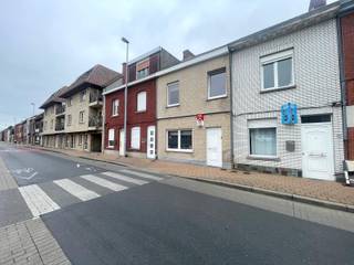 Deze gezinswoning biedt vier slaapkamers, een gezellige woonkamer en een praktische keuken. De ligging in het hart van Wervik maakt alles...
