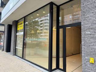 Energiezuinig handelsgelijkvloers, showroom of kantoor, gelegen in de stijlvolle nieuwbouwresidentie ‘PALAZZO’. Het pand heeft een opp. van 240 m²...