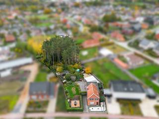 Deze vrijstaande woning vinden we terug op het einde van een toegangsweg tot het centrum van Tielen met een vlotte bereikbaarheid naar omliggende gemeenten, de autostrade E34 (Eindhoven-Antwerpen) en nabij het bosrijk gebied van het militair domein. <br /><br />De gezellige woning bestaat op het gelijkvloers uit een inkomhal, ruime leefruimte met zithoek en eetgedeelte en vervolgens een open keuken met extra eetgedeelte. De keuken is tevens voorzien van de nodige toestellen. Achter de keuken bevindt zich de badkmer met ligbad, douche en toilet en de praktische berging met wasplaats. Op de eerste verdieping zijn er 3 ruime slaapkamers aanwezig. <br />Achter de woonst vinden we een ruime dubbele garage en de prachtige ruime tuin dewelke beschikt over een oprit, aangelegd terras, volière, vijver en achteraan een bos met naaldbomen.