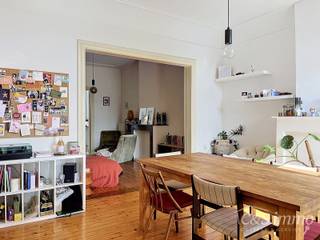 Lichtrijk appartement met balkon in het bruisende Brederodewijk, op wandelafstand van het KMSKA en het Zuidpark.<br />Vooraan bevindt zich de slaapkamer met aansluitend een extra kamer, ideaal als bureau of dressing. Verder door komt u in de aangename leefruimte met hoge plafonds en een mooie parketvloer.<br />Achteraan bevindt zich de gedeeltelijk ingerichte keuken, voorzien van een koelkast, oven, elektrische kookplaat en dampkap. In deze ruimte is eveneens een aansluiting voor de wasmachine aanwezig.<br />Aansluitend vindt u de badkamer met toilet, lavabo en gerenoveerde douche. Tot slot is er een gezellig balkon waar u vrijwel de hele dag van de zon kunt genieten.<br />Het appartement is beschikbaar vanaf 1 augustus.