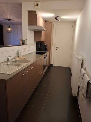 Mooi, en ruim appartement te huur, Ruime living met open keuken. Bijhorend kleine opbergruimte.Twee slaapkamers en badkamer met bad en douche. Groot...