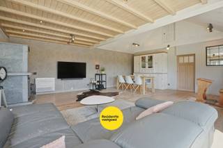 Instapklare open bebouwing met 5 slaapkamers op 1919m² te Merkem.<br />Op een centrale ligging, met een prachtig vrij uitzicht, bevindt zich deze ruime, energiezuinige woning. <br />De woning werd doorheen de jaren gerenoveerd en biedt vandaag alle hedendaags wooncomfort voor wie op zoek is naar ruimte en rust.<br />Met een bewoonbare oppervlakte van maar liefst 269 m², beschikt de woning over lichtrijke leefruimtes, een gezellige woonkamer en een volledig uitgeruste keuken die het hart van de woning vormt. <br />Dankzij de grote raampartijen geniet u overal van natuurlijke lichtinval en een mooi zicht op de tuin en de omliggende velden. Aansluitend zorgt de glazen uitbouw voor een extra leefruimte waar het in elk seizoen heerlijk vertoeven is.<br />De woning telt maar liefst vijf volwaardige slaapkamers, een comfortabele badkamer met zowel ligbad als instapdouche, een praktische wasplaats en een aparte bureauruimte, ideaal voor thuiswerk of hobby’s. <br />De grote west gerichte tuin biedt volop privacy en is de perfecte plek om in alle rust van de zon en het groene uitzicht te genieten.<br />Ook op energetisch vlak scoort deze woning bijzonder goed dankzij het EPC-label B, de aanwezigheid van 41 zonnepanelen, warmtepompen, hoogrendementsbeglazing en een doorgedreven isolatie. Hierdoor geniet u niet alleen van een aangenaam wooncomfort, maar ook van een energiezuinige en toekomstgerichte woning.<br />Daarnaast beschikt het perceel over meerdere tuinbergingen en veel praktische buitenruimte, ideaal voor extra opslag, hobby’s of tuinmateriaal.<br />Kortom, een ideale gezinswoning voor wie rustig en comfortabel wil wonen in een groene omgeving.<br /><br />De vermelde prijs is een richtprijs, elk bod wordt voorgelegd aan de eigenaar die zich het recht voorbehoudt om dit te aanvaarden of te weigeren.<br /><br />Neem voorsprong met een vrijblijvende en gratis schatting van uw eigendom via:<br />http://www.residentievastgoed.be/gratisonlineschatten<br /><br />EPC: 167 kWh/m² B-Label (Ref. DI00061)
