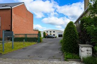 Dit interessante bedrijfsgebouw is gelegen op een werkelijk uitmuntende locatie aan de Koningin Astridlaan te Sint-Michiels (Brugge), vlak tegenover de nieuwe ontwikkeling "BULA" op de voormalige Veemarktsite, en vlakbij de Expressweg/autostrade, bushalte(s), winkels, (hoge)scholen, enz. <br /><br />Het gebouw is ingeplant op een perceel van 1.102m² met aan de voorzijde een bijzonder interessante parking (voor ca. 11 wagens!), waarachter het bedrijfsgebouw zich bevindt. Het gebouw heeft een nuttige oppervlakte van ca. 490m², en is ingedeeld met een ruime (en volledig overspannen) opslagruimte van ca. 200m² (toegankelijk via een automatische sectionaalpoort), en daarnaast nog mooi ingerichte kantoren van ca. 200m² op het gelijkvloers en eerste verdieping. Verder bevindt zich ook nog een mezzanine voor extra opslagruimte, en zijn er ook nog 2 extra bergruimtes. Het geïsoleerde dak is voorzien van zonnepanelen. <br /><br />Opmerking: Een eventuele aankoop via aandelentransactie is ook mogelijk.<br /><br />Contacteer ons snel voor een bezoek aan dit zeer veelzijdige bedrijfsgebouw: www.delbecque.immo