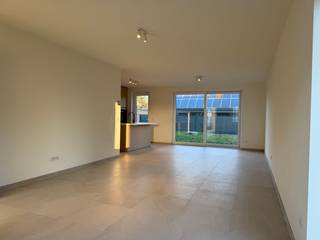 Deze nieuwbouwwoning is gelegen nabij Brugge in een rustige doodlopende straat en op wandelafstand van het prachtige bos Ryckevelde. De woning is...