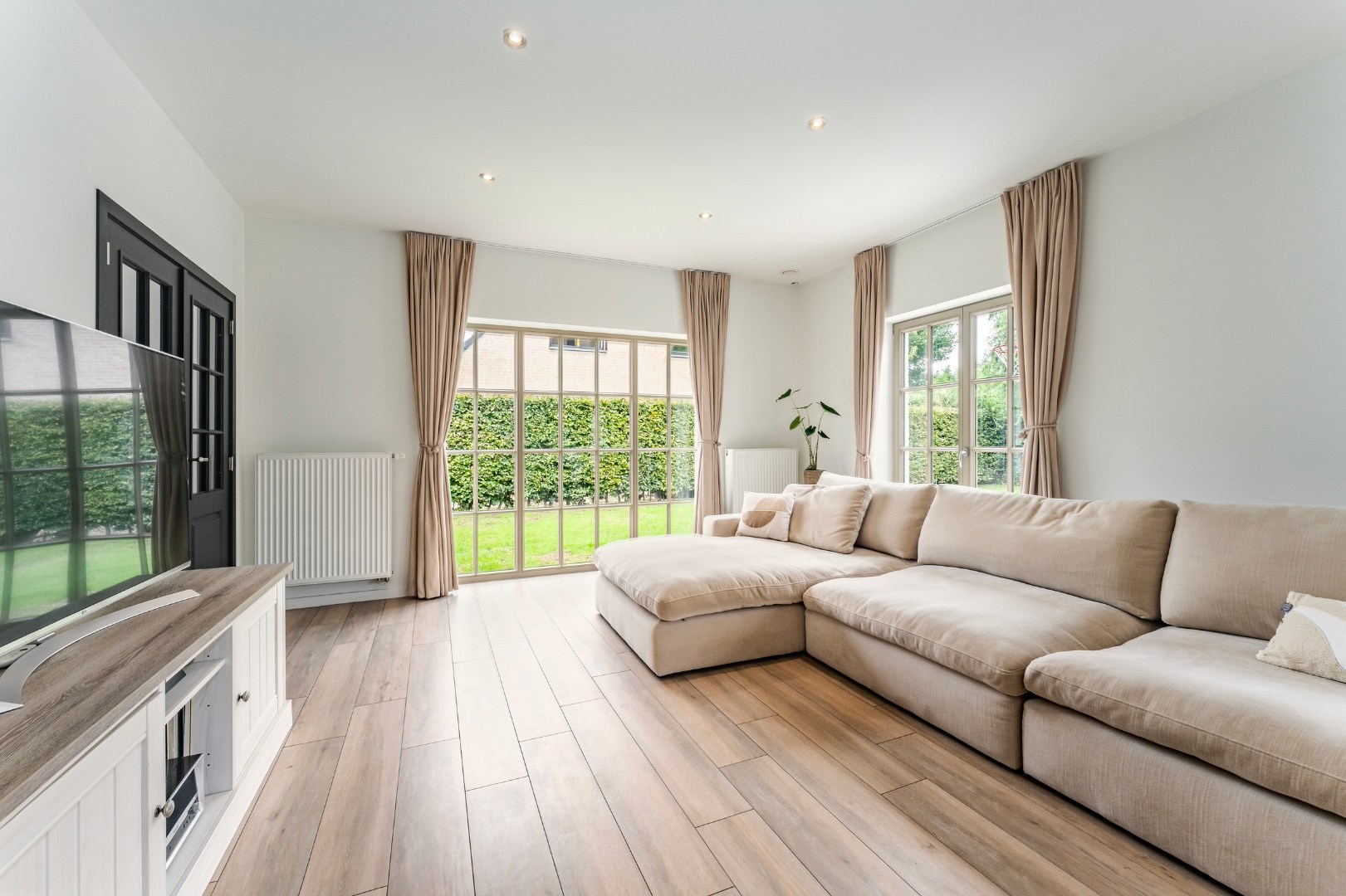 Exclusief gerenoveerde vrijstaande villa in rustige en residentiële omgeving - foto 4