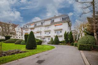 <strong>Location</strong><br /><br />Located on Putkapelstraat in Sint Denijs Westrem. Quiet location in a residential neighborhood on the edge of the historic city. Within walking distance of Maaltepark and the tram line to Sint Pieters Station, and close to the E40/R4 motorway entrance.<br /><br /><strong>Layout</strong><br /><br />The apartment is located on the first floor and comprises: a spacious living room with two south-facing balconies, a separate kitchen, an entrance hall with dressing room and guest toilet, a night hall, a bathroom with sink and bathtub, and a spacious bedroom with terrace.<br /><br /><strong>Advantages</strong><br /><br />- EPC B<br />- Cellar storage<br />- Bicycle storage<br />- Quiet location<br /><br />The common areas have been renovated in recent years: heating system, entrance hall with intercom, double high-efficiency glazing including mosquito screens, flat roofs with EPDM/PUR insulation, new concrete balconies, cornices, and gutters.<br /><br />For information and/or a visit, call Guillaume Delbecque at 0472/25.70.76.