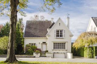 Gelegen in de prestigieuze Koning Leopold III-laan te Kortrijk, bevindt deze prachtige, authentieke villa zich op één van de meest gegeerde locaties van de stad. De buurt staat bekend om haar rust, groene omgeving en stijlvolle villa's, terwijl u zich toch op wandelafstand bevindt van de Leie, het bruisende stadscentrum, de scholen, de winkels en sportclubs. De belangrijke invalswegen zijn vlot bereikbaar. Deze charmante witte villa heeft klasse en karakter en onderscheidt zich door haar authentieke elementen en het gebruik van hoogwaardige materialen die doorheen de jaren met zorg werden behouden. Indeling van de woning:- royale inkomhal met authentieke elementen voorzien van ruime vestiaire en sanitair - afzonderlijk, lichtrijk salon met stijlvolle accenten en veel lichtinval- grote, open leef- en eetruimte met rondom prachtig zicht op de tuin- keuken met grote raampartijen en zicht op terras en tuin- volledige kelder onder de woning (voorzien van diverse bergruimtes, wijnkelders, inpandige garage,...)- vijf volwaardige slaapkamers met mogelijkheid van zesde kamer- een ruime badkamer op +1 en een afzonderlijke douchekamer op +2De aangename overloop op de verdieping versterkt het ruimtelijke karakter van de woning en zorgt voor een open, ruime beleving.De goed georiënteerde tuin is een bijzondere troef: een oase van rust en discretie waar u in alle privacy van familiemomenten in de zon kunt genieten tot in de late avond.Deze villa combineert tijdloze architectuur met mooie woonvolumes. Een uitzonderlijk aanbod op een toplocatie in Kortrijk!Bezoeken via onze pre-sale formule vinden op afspraak plaats tussen maandag 1/12 en zaterdag 13/12 tot 12u. Na verschillende bezoekmomenten kan uiterlijk tot zaterdag 13/12 een eenmalig, beste bod worden uitgebracht. Benieuwd naar meer? Contacteer Valentine Duquesne 0493/253262 of Carl Boedts 0473/951821.De eigendom wordt aangeboden via de Pre-sale formule. Van 01/12/2025 om 09:00 tot 13/12/2025 om 12:00 kan u de woning op afspraak komen bezichtigen en een bod uitbrengen. De vermelde prijs is een instelprijs. Voor meer info, gelieve contact op te nemen met de dossierverantwoordelijke.Dit pand is onderworpen aan de renovatieverplichting van de Vlaamse overheid voor residentiële gebouwen (behoudens bij sloop binnen 5 jaar na de aankoop). Consulteer voor meer informatie de website van het Vlaams Energie- en Klimaatagentschap via https://www.vlaanderen.be/een-woning-kopen/renovatieverplichting-voor-residentiele-gebouwen