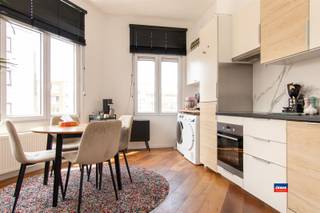 <p><span>WILRIJK | INSTAPKLAAR HOEKAPPARTEMENT MET TWEE SLAAPKAMERS GELEGEN OP DE EERSTE VERDIEPING VAN EEN KLEIN GEBOUW ZONDER LIFT | EPC B |</span></p><p><span>Indeling als volgt: inkomhal - woonkamer op parket met moderne, geïnstalleerde open keuken - apart toilet - badkamer met douche en lavabomeubel - 2 slaapkamers.</span></p><p><span>Prima afwerking en conforme elektriciteit.</span></p><p><span>Gemeenschappelijke kosten bedragen </span><span>jaarlijks</span><span> 335 euro (blokpolis)</span></p><p><span>Alle nutsvoorziening zijn individueel. Fietsenstalling op het gelijkvloers.</span></p><p><span>Centrale ligging in de onmiddellijke omgeving van winkels, scholen en openbaar vervoer.</span></p>