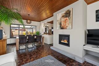 Vous cherchez un bungalow bien entretenu dans un endroit calme ? Ce charmant bungalow mérite certainement une visite.<br /><br />Située dans un quartier résidentiel paisible et agréable, la maison se trouve à proximité de commerces, écoles, transports en commun et autres commodités quotidiennes. Vous profiterez ici d'un cadre de vie calme sans compromis sur l'accessibilité.<br /><br />Par le hall d'entrée avec placard intégré, vous accédez au séjour convivial et lumineux, équipé d'un poêle à gaz moderne. La cuisine entièrement rénovée et dotée de tous les appareils nécessaires se trouve juste à côté. La grande véranda offre une belle vue sur le jardin soigné et constitue l'endroit idéal pour profiter toute l'année.<br /><br />La maison comprend également trois chambres spacieuses, un espace de rangement pratique et une salle de bains élégante entièrement rénovée avec douche, toilette et meuble lavabo. Le garage attenant apporte un confort supplémentaire et un espace de rangement. À l'extérieur, vous trouverez un jardin soigné à l'avant et à l'arrière ainsi qu'une agréable terrasse.<br /><br />Atouts :<br />- Situation calme et agréable<br />- Bungalow prêt à emménager<br />- Installation électrique conforme<br />- Sans amiante<br />- Chaudière centrale récente<br />- Actuellement loué à un locataire fiable<br /><br />Intéressé ? Contactez-nous à info@uw-huis.be pour plus d’informations ou pour organiser une visite sur place.