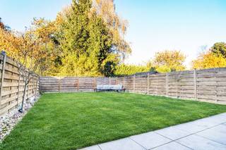 In een rustige, groene en bijzonder aangename woonwijk, vlak bij de verbindingsas richting Rumst en Reet, ontdek je een woning die meer is dan een optelsom van ruimtes. Dit is een thuis waar sfeer, licht en elegantie de hoofdrol spelen, en waar elke verdieping je opnieuw verrast.