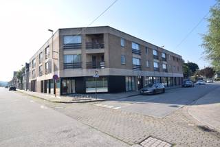 Wallemeers 32 bus 3<br />8800 Roeselare<br /><br />Dit appartement nabij het centrum van Roeselare biedt een uitstekende kans voor wie op zoek is naar een betaalbare woning of een investering. Met een praktische indeling en een klein terras voor extra buitenruimte, is dit appartement geschikt voor zowel eigen bewoning als verhuur.<br />Bestaande uit inkomhal met gastentoilet, woonkamer met aansluitend een terras, ingerichte keuken met nodige voorzieningen, praktische berging, badkamer en twee slaapkamers.<br /><br />Extra troef:<br />✔ Garagebox beschikbaar: Kan worden bijgekocht voor € 20.000.<br />Dit appartement biedt een veelzijdige kans: wonen in een aangename omgeving of investeren in een pand met potentieel. De optie om een garagebox aan te kopen zorgt voor extra gemak en meerwaarde.<br /><br />Appartement is momenteel verhuurd.
