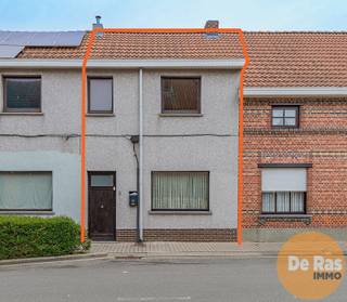 Deze te renoveren woning is uitstekend gelegen in het centrum van Lede, op wandelafstand van het station en het centrum. Dankzij de centrale...