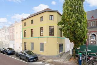 Bent u op zoek naar een studio op een uitstekende locatie in Sint-Amandsberg? <br />Dan is deze lichtrijke studio zeker een bezoek waard. <br /><br />INDELING:<br />De studio onderscheidt zich door haar atypische, maar praktische indeling. De open leefruimte met ingerichte keuken vormt het hart van de woonst en geniet dankzij de mooie houten plankenvloer en aangename lichtinval van een warme, gezellige sfeer. Daarnaast beschikt de studio over een aparte slaapruimte en een badkamer met douche, lavabo en hangtoilet. <br /><br />TROEVEN:<br />De studio is bovendien asbestveilig en beschikt over een conforme elektrische installatie, geldig tot 2050.<br />Het dak is geïsoleerd met 8 cm MW en de gevel is recent geïsoleerd met 6 cm EPS.<br />Het EPC-label C is opgemaakt voor de gevelrenovatie en isolatie.<br />Bij een nieuw EPC-attest, bekomt u ongetwijfeld een Label-B.<br /><br />TIP: als deze studio uw enige woning wordt en als u het compromis nog dit jaar ondertekend, dan kan u deze studio aankopen aan 2% registratierechten i.p.v. 3% volgend jaar! <br /><br />Kortom, een interessante kans voor starters, studenten, alleenstaanden of investeerders die op zoek zijn naar een compacte woonst en een vlotte bereikbaarheid.<br />Vrij bij akte!<br /><br />Voor meer informatie of een bezoek, bel Lisse: 0477 17 19 12 of mail naar lisse@cornelis-goeman.be<br />De vermelde oppervlakten zijn louter informatief en niet bindend.