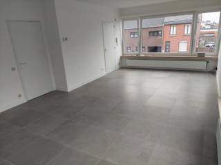 Dit verzorgde appartement is gelegen aan de Ertbrandstraat in Kapellen en beschikt over een ruime en lichtrijke leefruimte met grote raampartijen. De aparte keuken is volledig ingericht en voorzien van onder meer een kookplaat, oven, vaatwasser en voldoende kastruimte.
Het appartement beschikt verder over twee slaapkamers. De badkamer is uitgerust met een dubbele lavabo, een ruime inloopdouche met regendouche en een handdoekradiator. Daarnaast is er een apart gastentoilet.
Doorheen het appartement werd gekozen voor een neutrale en verzorgde afwerking met een doorlopende tegelvloer. Met een EPC-score van 170 kWh/m² (label B) is het appartement bovendien energiezuinig.
Gelegen op een centrale locatie in Kapellen, met winkels, openbaar vervoer en andere voorzieningen in de nabije omgeving.
Lage gemeenschappelijke kosten van € 10 per maand.
Interesse in een bezichtiging? Contacteer ons via email op info@vastgoed03.be