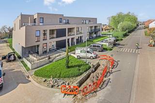 Welkom in deze charmante en energiezuinige assistentiewoning, ideaal gelegen in het centrum van Kortessem. Hier geniet u van rust, comfort én...