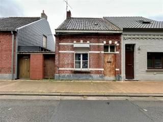 <p><span>Totaal renovatieproject of afbraakwoning te koop op een gunstige locatie nabij het centrum en het park van Kapellen, het perceel is 345m² groot en heeft een breedte van 6 m.</span></p><p><span>Het eigendom is geschikt voor het bouwen van een gesloten bebouwing met een diepte van maximum 17 m op het gelijkvloers, 13 m op de verdieping en 9 m op de bovenverdieping. </span></p><p><span>Er werden reeds plannen goedgekeurd voor een nieuwbouw woning/volledige verbouwing.</span></p><p><span> </span></p><p><span>Plannen en video zijn te bekijken, vanwege de bouwvallige staat worden er geen afspraken ter plaatse ingepland.</span></p>