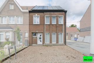 +++ Brusselsesteenweg 396, Ninove +++<br /><br />Deze charmante 2-gevelwoning is gelegen in Meerbeke en geniet van een vlotte bereikbaarheid naar omliggende steden en gemeenten. De woning werd <strong>volledig gerenoveerd</strong> en is volledig instapklaar. Bij het binnenkomen komt u terecht in de inkomhal die toegang biedt tot de <strong>gezellige leefruimte</strong> en de <strong>zeer ruime leefkeuken</strong>. Vanuit de keuken heeft u rechtstreeks toegang tot het <strong>terras</strong> en de<strong> tuin</strong>. Achteraan de woning bevindt zich een aparte garage. Op de eerste verdieping zijn er <strong>twee ruime slaapkamers</strong> en een <strong>badkamer </strong>voorzien van een douche. Via een vaste trap bereikt u de <strong>ruime zolderverdieping</strong>, waar de mogelijkheid bestaat om een <strong>derde en vierde slaapkamer</strong> te creëren. De woning beschikt bovendien over <strong>conforme elektriciteit</strong> en zonnepanelen, wat zorgt voor extra comfort en energiezuinigheid. Interesse in deze woning? Neem gerust contact op via 0478/05 90 69 of mail naar info@immoteam.be.