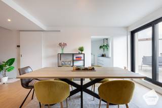 Dit BIJZONDER RUIM appartement (146m2) gelegen op de eerste verdieping situeert zich op wandelafstand van het commerciële centrum van Oostkamp...