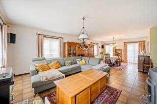 Deze instapklare open bebouwing in Opwijk combineert ruimte, comfort en een uitstekende staat van onderhoud. De woning werd doorheen de jaren met veel zorg onderhouden en is volledig klaar voor haar nieuwe bewoners.<br /><br />Binnen geniet je van aangename en praktische leefruimte. De woning beschikt over 3 ruime slaapkamers en in de nachthal is er bovendien plaats voor een praktische bureauruimte, ideaal voor thuiswerk of als studeerplek.<br /><br />Ook aan bergruimte en parkeermogelijkheden is er geen gebrek dankzij de ruime inpandige garage en een afzonderlijke buitenberging/garage. Verder zijn er zonnepanelen aanwezig en is de woning asbestvrij.<br /><br />Momenteel heeft de woning een EPC-label E, waarbij de aanwezige accumulatieverwarming een belangrijke impact heeft op de energiescore. Een energiedeskundige maakte reeds een concrete simulatie waaruit blijkt dat de woning EPC-label B behaalt wanneer de accumulatieverwarming wordt vervangen door lucht-luchtwarmtepompen. Met een relatief beperkte investering kan de woning energetisch dus meteen een grote sprong maken.<br /><br />Meer info: arno@woonvast.be of 0478 44 20 90