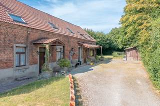 Kangeroewoning op toplocatie nabij natuurgebied Wolfsputten, CC Westrand en centrum Dilbeek.Deze hoeve daterende uit begin 19de eeuw en staat op een...