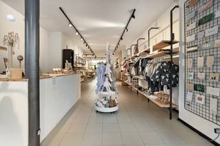 Handelspand met topvisibiliteit op uiterst commerciële locatie te Middelkerke!Bent u op zoek naar de perfecte plek voor uw nieuwe zaak, kantoor of praktijk? Dit ruime handelsgelijkvloers van 160 m² combineert een strategische ligging met uitzonderlijk veel opslagruimte. De opvallende uitbouw aan de straatkant zorgt voor een maximale visibiliteit en een sterke passage.Indeling en troeven:* Gelijkvloers (160 m²): Ruime handelsruimte met veel lichtinval.* Stockage: Kelderverdieping van 40 m² én een extra bergruimte van 40 m² op de eerste verdieping.* Instapklaar: De huidige inrichting kan in overleg worden overgenomen.* Technisch: Voorzien van elektrische verwarming en aparte tellers voor eigen contracten.Financiële info:* Provisies: € 280/maand (onroerende voorheffing) + € 70/maand (syndic).* Waarborg: 3 maanden huur.* Beschikbaarheid: In onderling overleg.Contacteer ons nu voor meer info of een rondleiding!