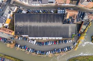 This commercial site currently comprisesGROUND FLOOR:- free floor space of approx. 2,800 m²- clear height under the rafters in the building is...