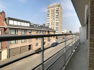 Instapklaar appartement met 2 slaapkamers en terras nabij het centrum van Roeselare.Het appartement te koop heeft volgende indeling:- inkom...