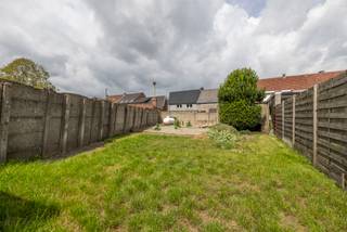 Te koop in Zottegem! Bent u op zoek naar een woning met potentieel en een ruime tuin in het hart van Sint-Maria-Oudenhove? Dan is deze te...