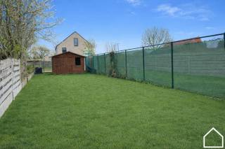 Deze recent gerenoveerde woning uit 2026 combineert ruimte, comfort en een praktische indeling. Met een bewoonbare structuur over drie verdiepingen, een zonnig terras van 20,30 m², een tuin en drie volwaardige slaapkamers is dit een ideale gezinswoning.<br /><br />U komt binnen via de inkomhal van 3,87 m², die toegang geeft tot de gezellige leefruimte van 30,27 m². Aansluitend bevindt zich de ruime open keuken van 25,92 m², uitgerust met kwalitatieve Smeg-toestellen, waaronder een frigo, combi-oven, inductiekookplaat, vaatwasser en ingebouwde inox spoelbak. Verder beschikt het gelijkvloers over een apart gastentoilet met handwasbakje, een gangpad van 15,72 m² naar het terras, een ruim terras van 20,30 m², een tuin en een praktisch tuinhuis van 6 m².<br /><br />Op de eerste verdieping geeft de nachthal van 4,08 m² toegang tot twee comfortabele slaapkamers van respectievelijk 11,78 m² en 12,20 m². Verder is er nog een berging van 1,18 m² en een ruime badkamer van 8 m², voorzien van een dubbele wastafel, toilet, handdoekradiator, inloopdouche en ligbad.<br /><br />De tweede verdieping omvat een nachthal van 3,15 m² en een bijzonder ruime derde slaapkamer van 29 m², die perfect kan dienen als master bedroom, bureau of hobbyruimte.<br /><br />Bijkomende troeven zijn de 8 zonnepanelen (3080wp), de conforme elektriciteit en de aanwezige video/parlofoon.<br /><br />Kortom, een instapklare en energiezuinige woning met een mooie mix van ruimte en modern wooncomfort.<br /><br />Meer info? Contacteer ons!